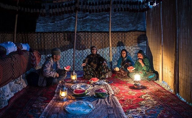ببینید | مراسم شب چله نوعروس بین عشایر دشت مغان | از فال زدن با هندوانه ...