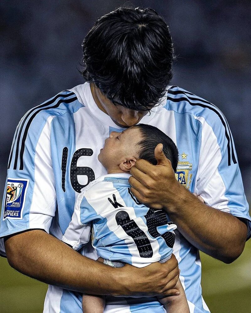 عکس | «نوه» مارادونا در آغوش لیونل مسی پیدا شد!/ ستاره آرژانتینی در نقش پدرخوانده