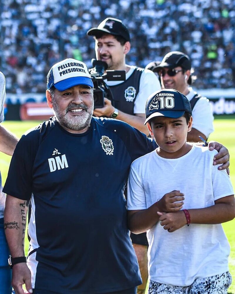 عکس | «نوه» مارادونا در آغوش لیونل مسی پیدا شد!/ ستاره آرژانتینی در نقش پدرخوانده