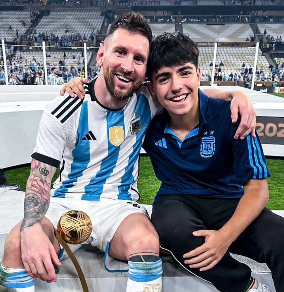 «نوه» مارادونا در آغوش لیونل مسی پیدا شد!/ ستاره آرژانتینی در نقش پدرخوانده
