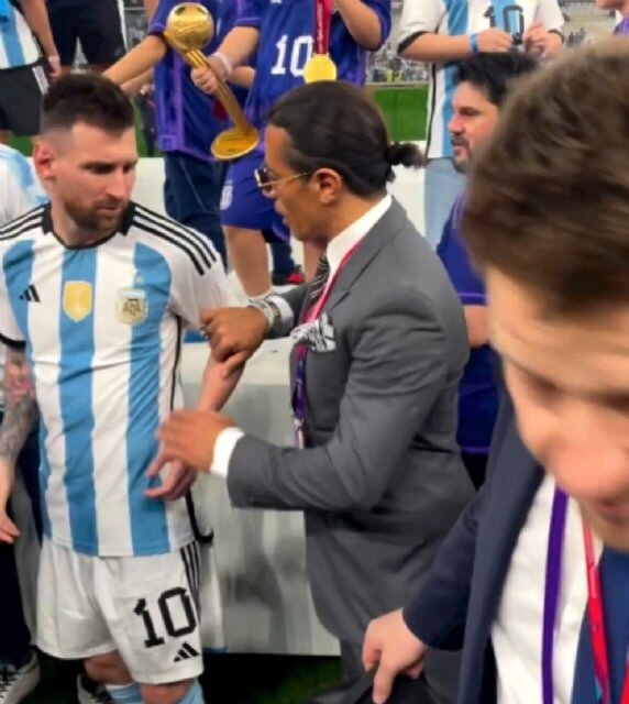 عکس | بازتاب جنجال سرآسپزی که در زمین فوتبال جهانی شد | واکنش فیفا به نقض پروتکل جام جهانی در شب فینال!