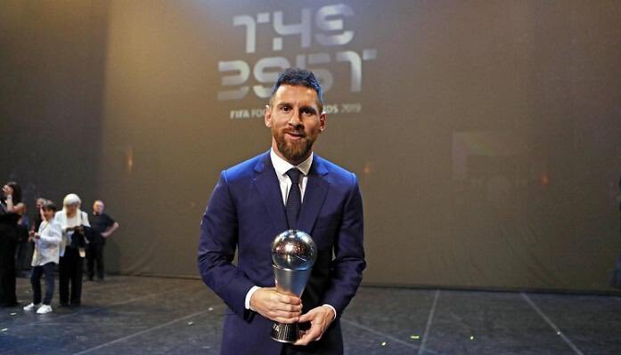 عکس | بهترین بازیکن سال فیفا لو رفت! | تصمیم عجیب فدراسیون جهانی برای اهدای جایزه بدون رای گیری
