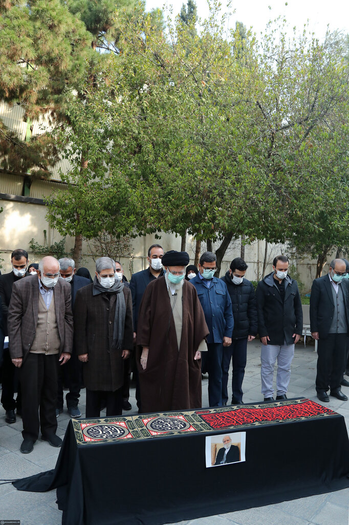 عکس | اقامه نماز رهبر انقلاب بر پیکر دکتر عباس شیبانی | در مراسم نماز چه کسانی حضور داشتند؟