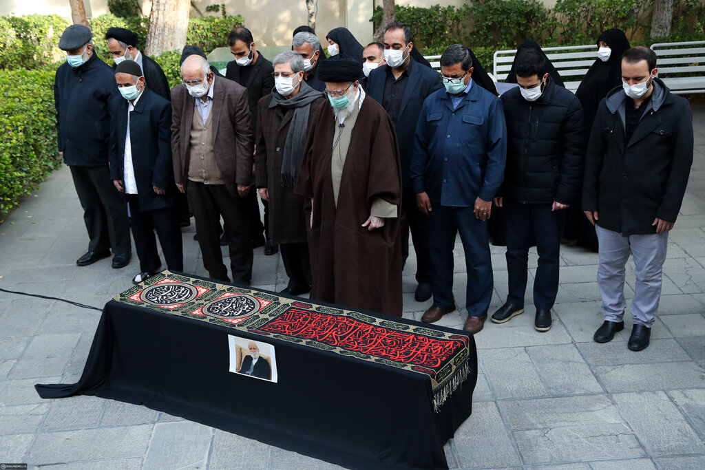 عکس | اقامه نماز رهبر انقلاب بر پیکر دکتر عباس شیبانی | در مراسم نماز چه کسانی حضور داشتند؟