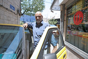قهرمان محله | مهربان‌ترین راننده تاکسی تهران را بشناسید | این مرد خودروی خود را وقف کار خیر کرده است