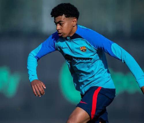 عکس | پدیده ناشناخته در بارسلونا رونمایی شد | سورپرایز پانزده ساله ژاوی کیست؟