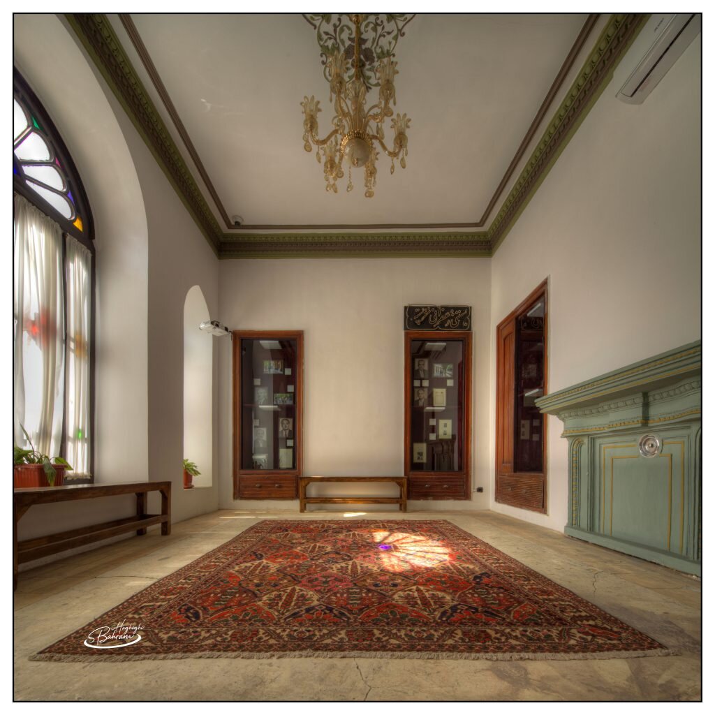 خانه مینایی با سردر نقش طاووس و تاج شاهانه