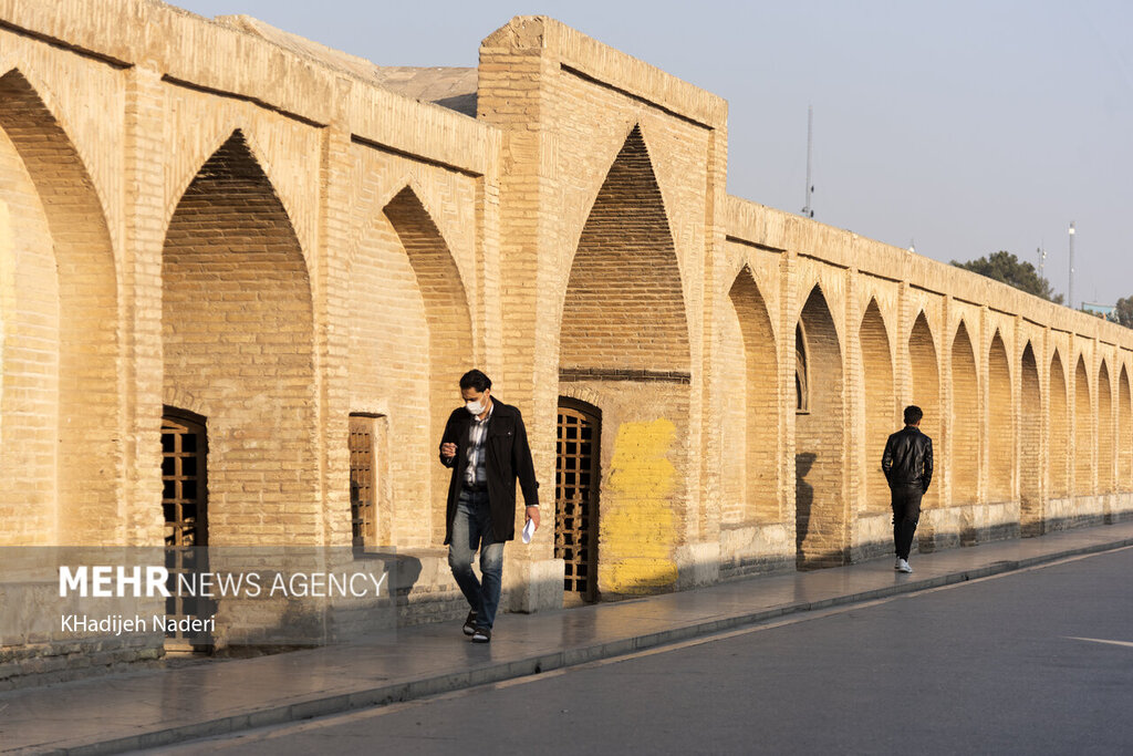 تصاویر ا رد زشت دیوار نویسی و یادگاری ها بر پل های تاریخی اصفهان ؛«وَندالیسم»، بلای جان  نصف جهان