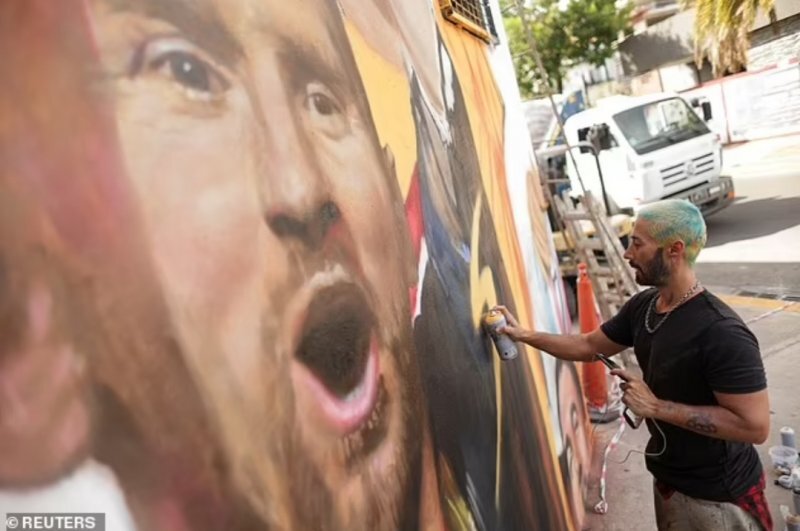 تصاویر | مسی با جام جهانی روی دیوار | روایت تماشایی یک نقاش از حماسه آرژانتینی‌ها