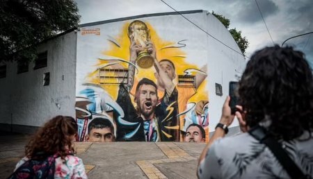 تصاویر | مسی با جام جهانی روی دیوار | روایت تماشایی یک نقاش از حماسه آرژانتینی‌ها