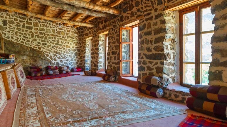 لذت طبیعتگردی در تنها منطقه بومگردی پایتخت | ارگ سنگی؛ ایده خلاقانه یک سنگانی