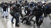 ببینید | معترض کُرد مقیم فرانسه بعد از برخورد خشن پلیس دچار تشنج شد
