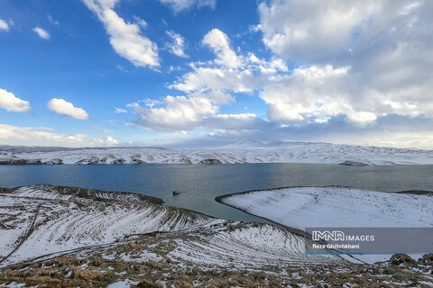 تصاویری از طبیعت برفی دریاچه سد زاینده‌رود