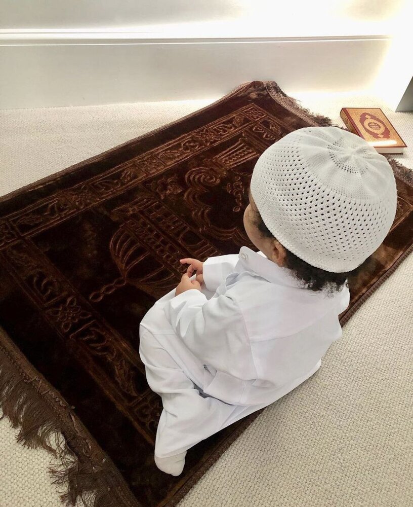 تصویر جالب کودک خردسال کریم بنزما برنده توپ طلا بر سر سجاده نماز