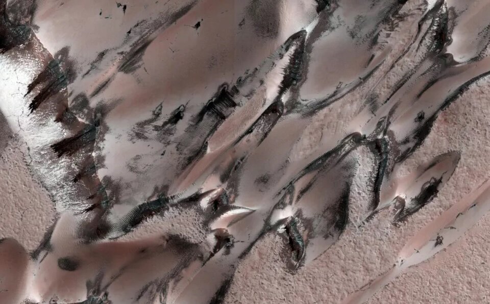 تصاویر شگفت‌انگیزی از کریسمس مریخی | مناظری از برف و یخ در سیاره سرخ