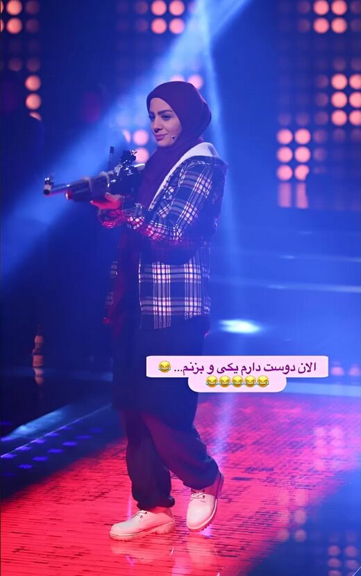 عکس | اسلحه در دست مجری تلویزیون