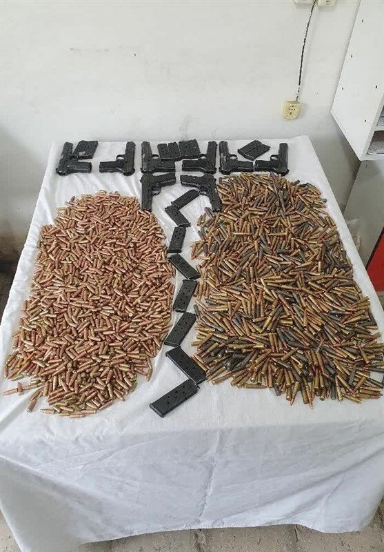 عکس| کشف محموله سلاح و مهمات در ایرانشهر | ۲۶۰۰ تیر جنگی ضبط شد