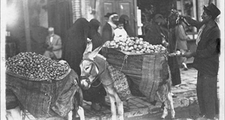 تصاویری نایاب از دوره‌گردان انار فروش در زمان قاجار