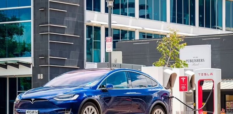 دردسر جدید برای ایلان ماسک | ممنوعیت تبلیغ خودرانهای تسلا در کالیفرنیا