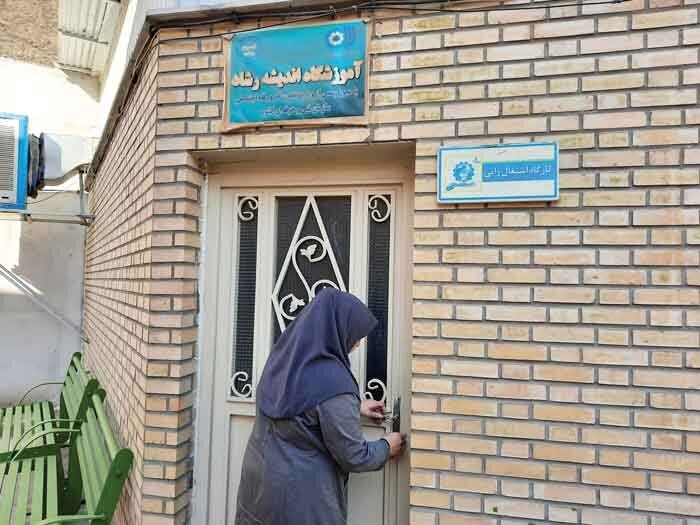 قهرمانمحله | بانویی که برای رهایی زندانیان اعتبارش را گرو گذاشته است | این کارگاه را زنان زندانی اداره میکنند