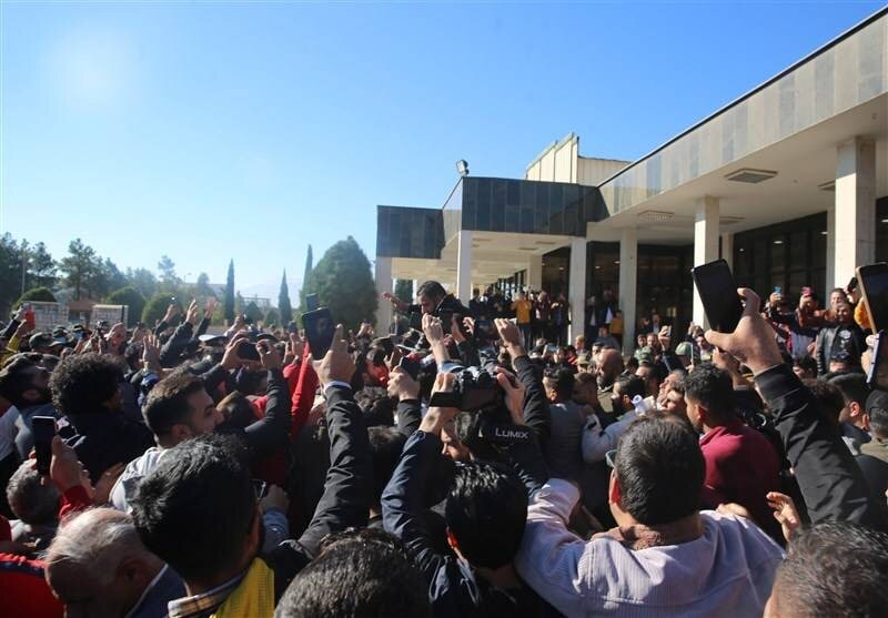 تصاویر | سورپرایز هادی چوپان در فرودگاه شیراز | استقبال باشکوه و پورشور از قهرمان مسترالمپیا