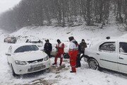ببینید | در راه ماندگان در برف و کولاک | تلاش های امدادگران برای کمک به مسافران را ببینید