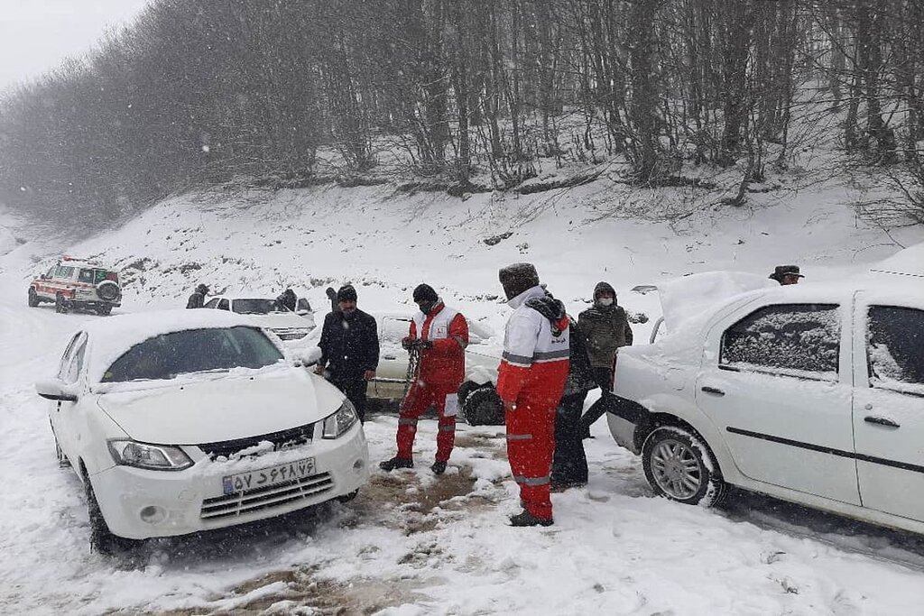 امدادرسانی هلال احمر - گیر کردن خودروها در برف