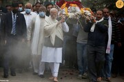 ببینید | نخست وزیر هند با پای برهنه در مراسم تشییع پیکر مادرش
