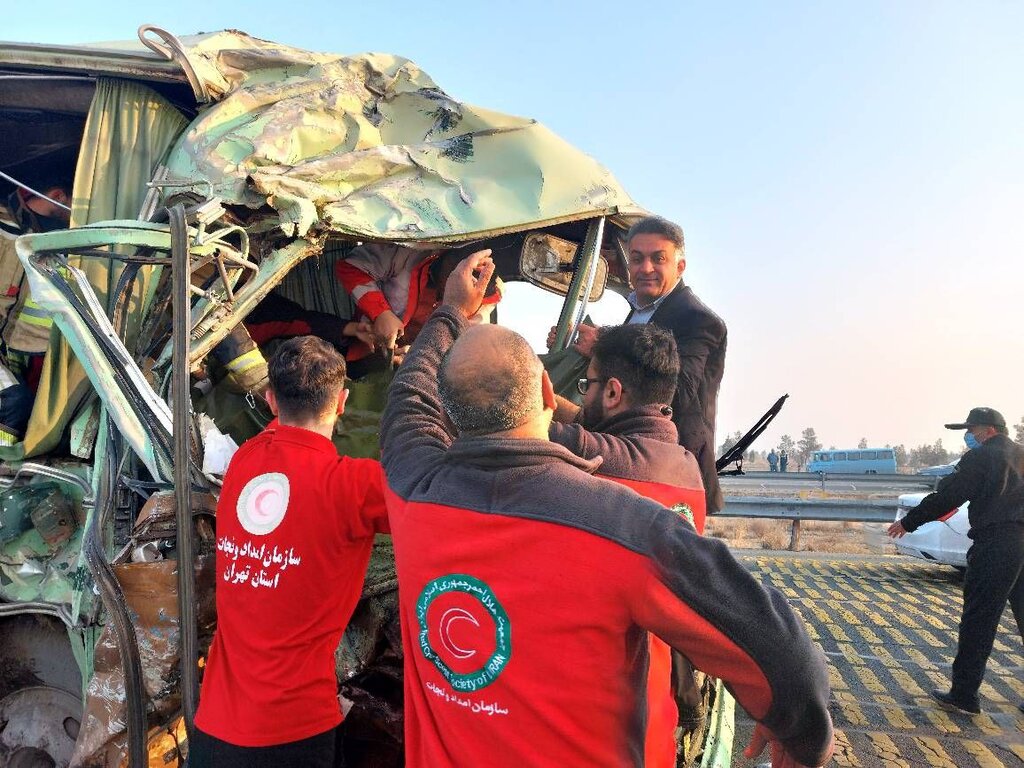 تصاویر دلخراش از سانحه واژگونی دو اتوبوس در آزادراه تهران - قم