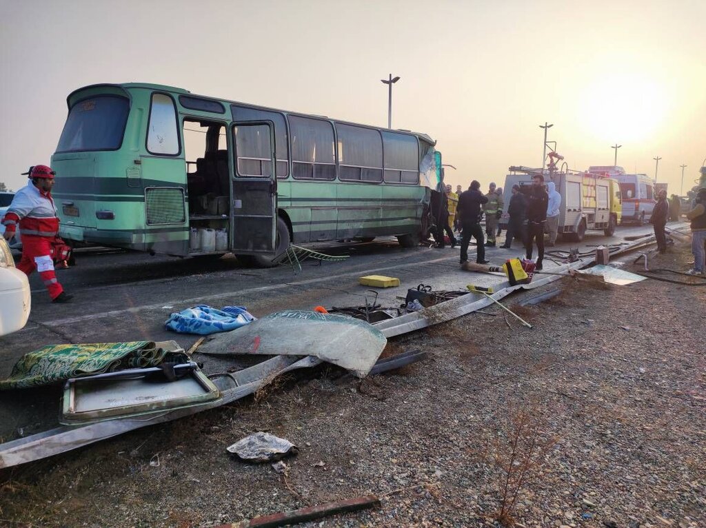 تصاویر دلخراش از سانحه واژگونی دو اتوبوس در آزادراه تهران - قم 