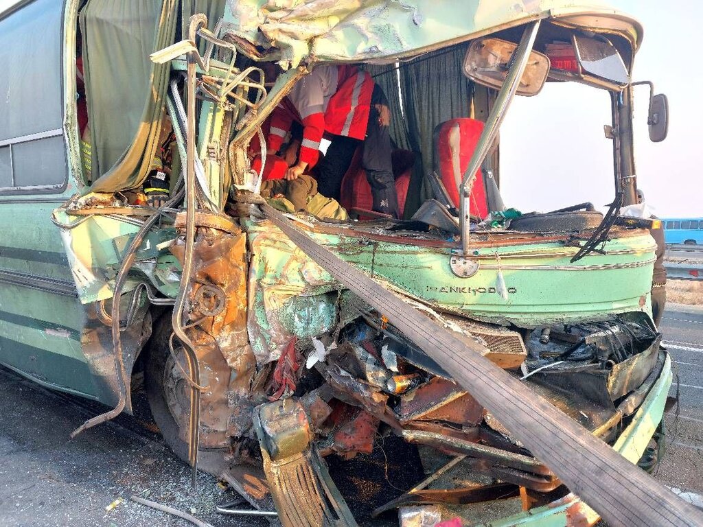 تصاویر دلخراش از سانحه واژگونی دو اتوبوس در آزادراه تهران - قم