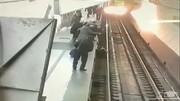 ببینید | یک مسافر همزمان با حرکت مترو یک ایستگاه را دوید