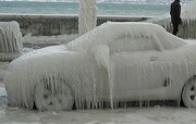 تصاویر عجیب یخ زدن خودروها | شکستن یخ‌ها برای باز کردن در!