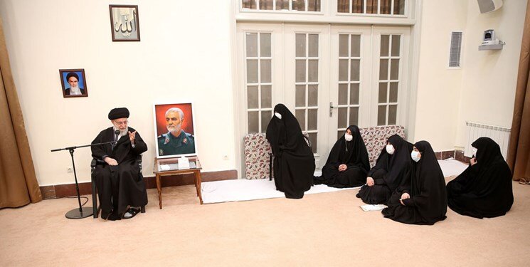 تصاویر دیدار رهبر انقلاب با خانواده سردار سلیمانی ديدار رهبري با خانواده سردار سليماني