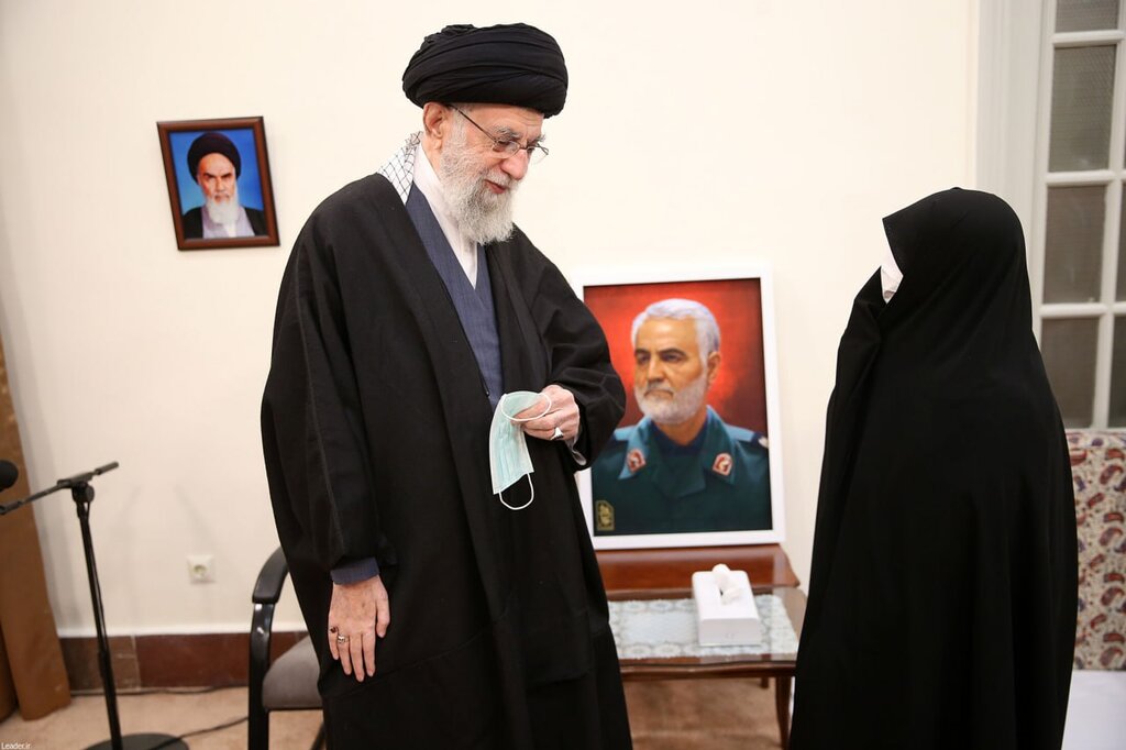 تصاویر دیدار رهبر انقلاب با خانواده سردار سلیمانی 