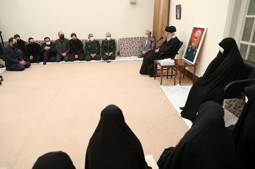 تصاویر دیدار رهبر انقلاب با خانواده سردار سلیمانی