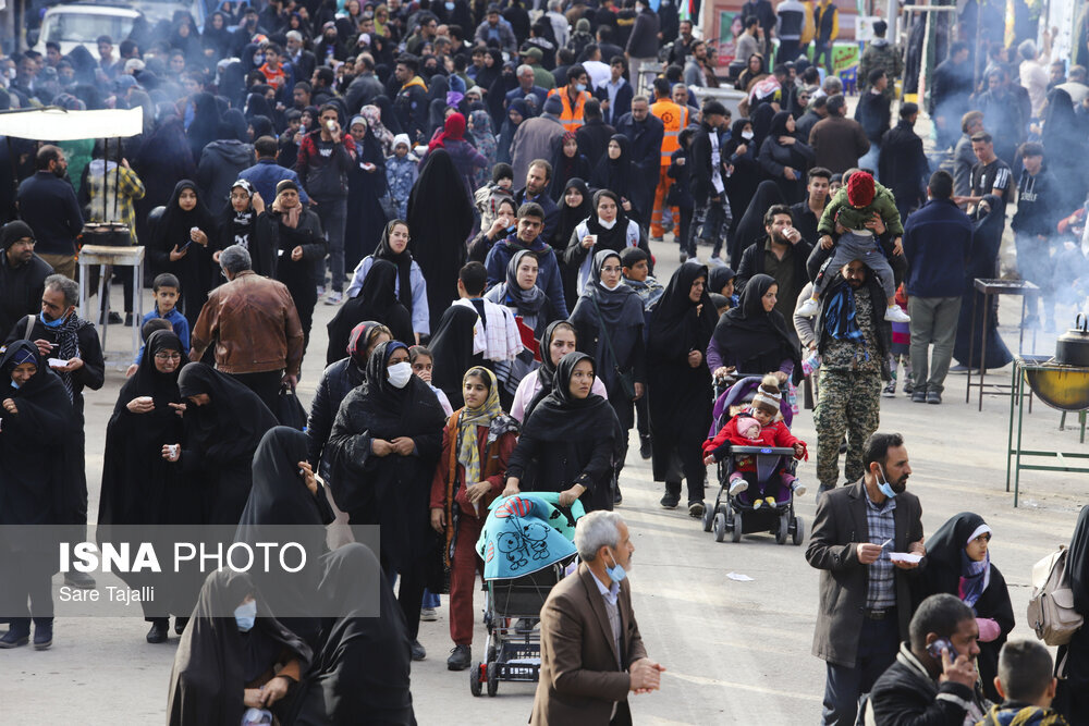 تصاویر ا از پخت نان صلواتی و پخش حلیم تا واکس زدن کفش مردمی که راهی گلزار شهدای کرمان شده اند ؛ تکریم ویژه دوستداران قاسم سلیمانی از سوی موکب داران