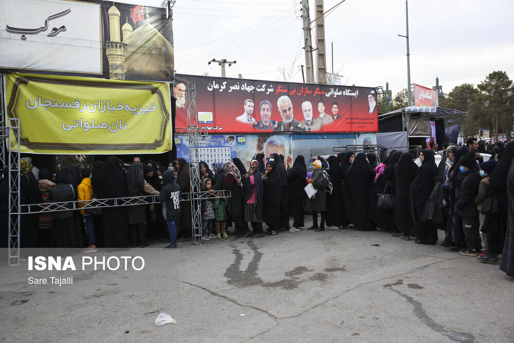 تصاویر ا از پخت نان صلواتی و پخش حلیم تا واکس زدن کفش مردمی که راهی گلزار شهدای کرمان شده اند ؛ تکریم ویژه دوستداران قاسم سلیمانی از سوی موکب داران