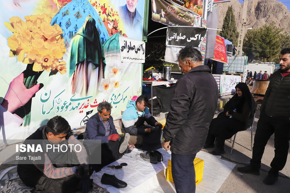 تصاویر ا از پخت نان صلواتی و پخش حلیم تا واکس زدن کفش مردمی که راهی گلزار شهدای کرمان شده اند ؛ تکریم ویژه دوستداران قاسم سلیمانی از سوی موکب داران