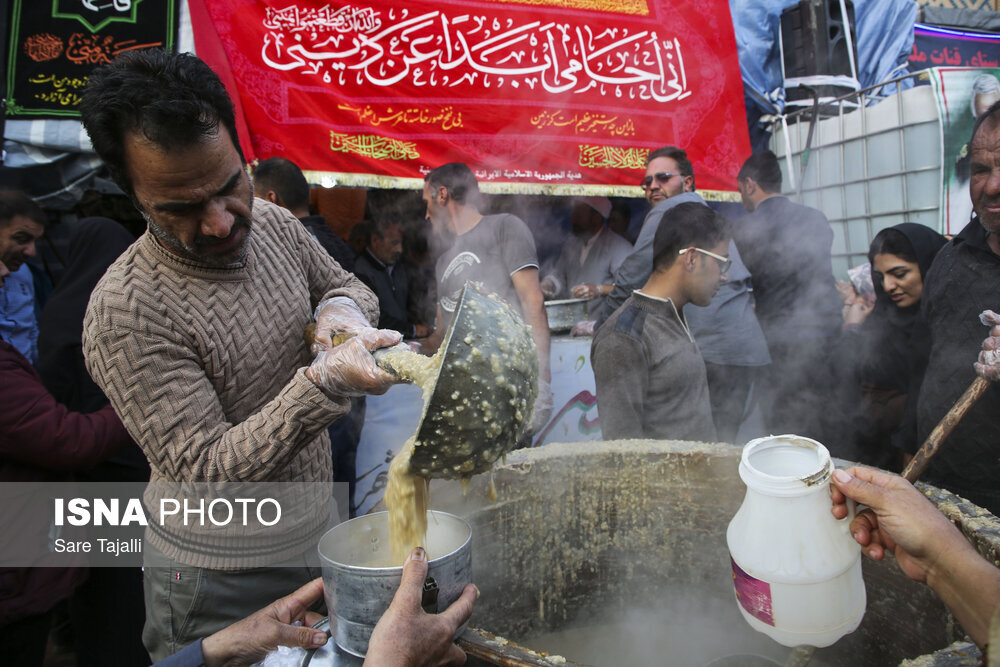 تصاویر ا از پخت نان صلواتی و پخش حلیم  تا واکس زدن کفش مردمی که راهی گلزار شهدای کرمان شده اند ؛ تکریم ویژه دوستداران قاسم سلیمانی  از سوی موکب داران