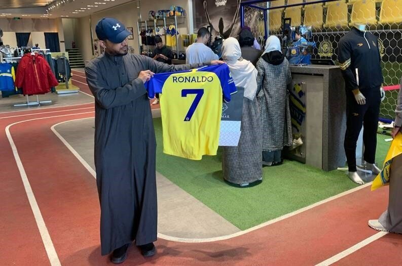 تصاویر | فروش شگفت انگیز و صدها میلیاردی پیراهن رونالدو در عربستان
