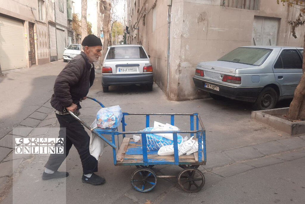 ببینید | پیرمردی که برای کسب درآمد داد میزند؛ نمکی، آی نمکی!