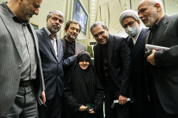 عکس ا دختر شهید مدافع حرم در جایگاه ناطقان مجلس