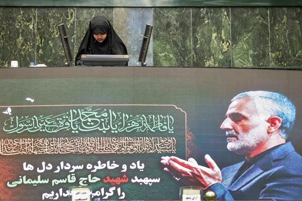 عکس ا دختر شهید مدافع حرم در جایگاه ناطقان مجلس