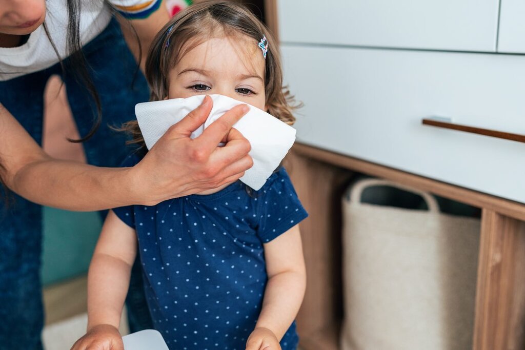 ۴ راه حل خانگی برای جلوگیری از آب ریزش بینی کودکان | بهترین دارو برای آبریزش بینی چیست؟