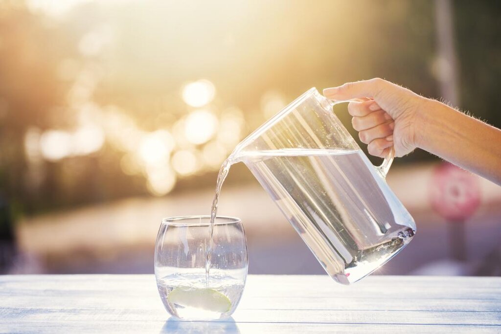 معجزه خوردن آب به صورت ناشتا | وقتی ناشتا آب گرم می‌خوریم چه اتفاقی در بدنمان می‌افتد؟