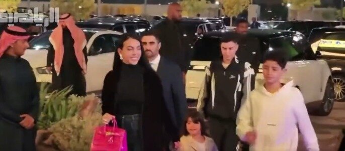 تصاویر هیجان انگیز از مراسم معارفه رونالدو در النصر | نورافشانی در عربستان به افتخار ستاره پرتغالی