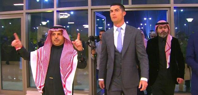 تصاویر هیجان انگیز از مراسم معارفه رونالدو در النصر | نورافشانی در عربستان به افتخار ستاره پرتغالی
