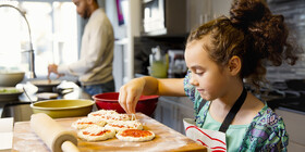 چند نوع غذای ساده برای آشپزی با کودکان | به این دلایل مهم با کودکان آشپزی کنید