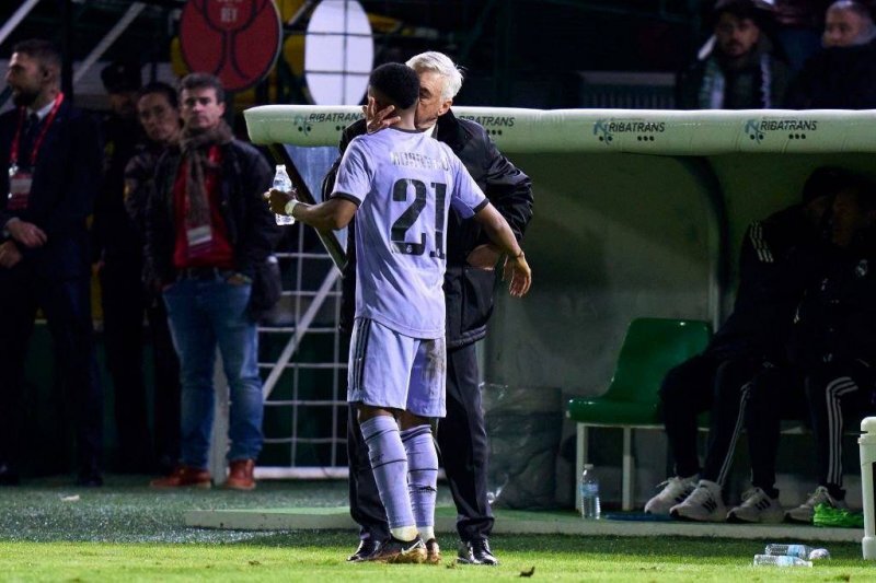 تصاویر | تقلید از «پله» با بوسه یک ایتالیایی همراه شد | هدیه ویژه برای فرشته نجات برزیلی